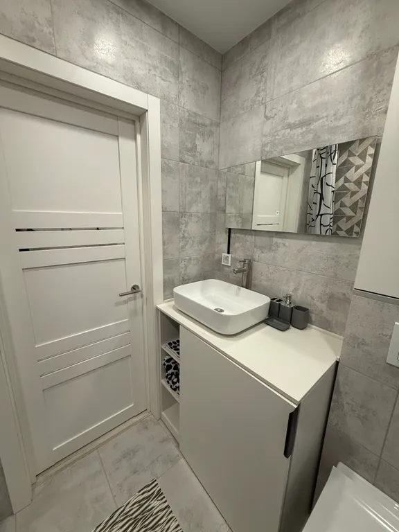 Уютная студия в центре города с видом на лес и море