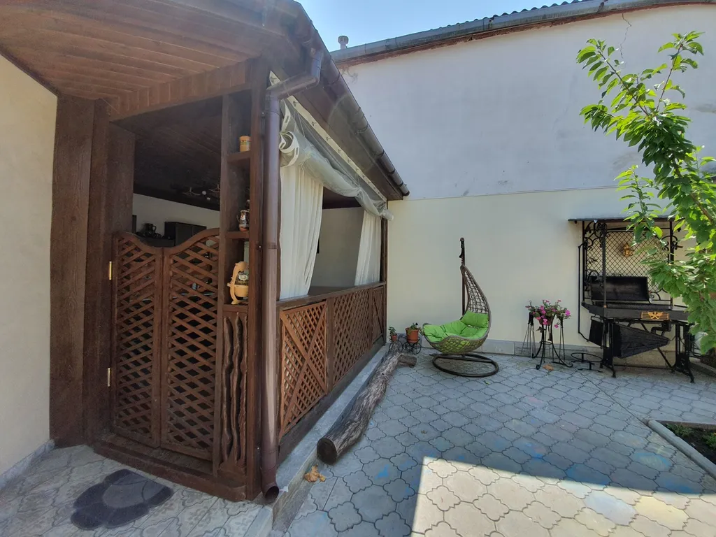 Дом со своим большим двором