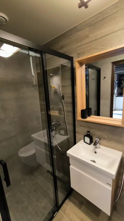 Домик в уютном дворе у моря