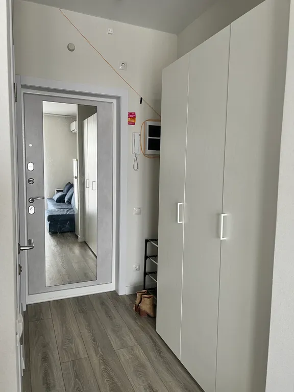 Уютная студия с видом на бассейн и можжевеловый лес