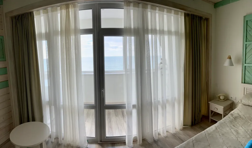 Дом с бассейном у моря