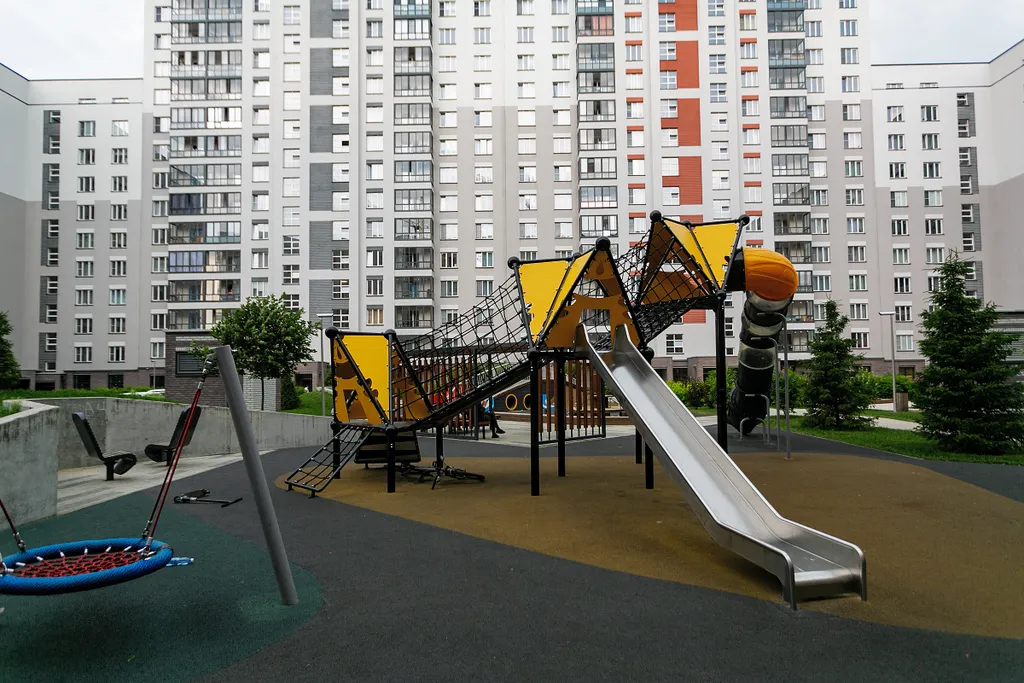 Стильная студия с кондиционером, качелями и кофеваркой