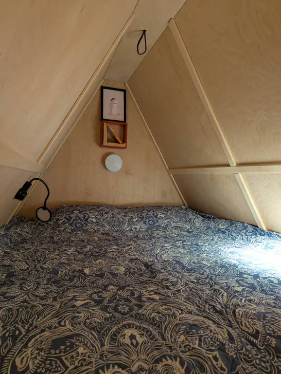 Дом в поле с лошадьми