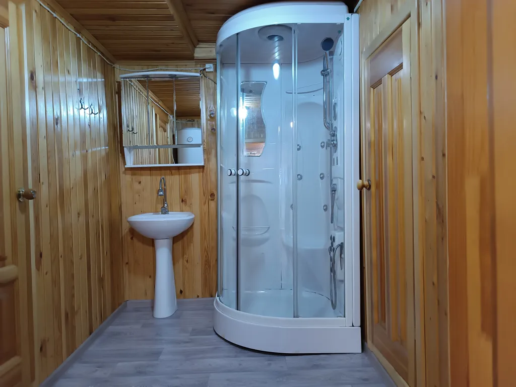 Уютный домик у реки