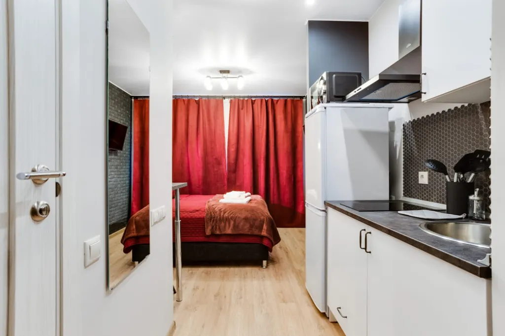 Студия в красном рядом с Мегой