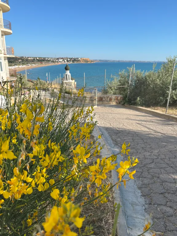 Студия с видом на море и часовню