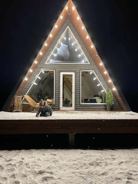 Дом A-frame у подножья горы
