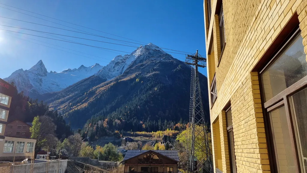 Уютный апартамент в центре с балконом и видом на горы лес