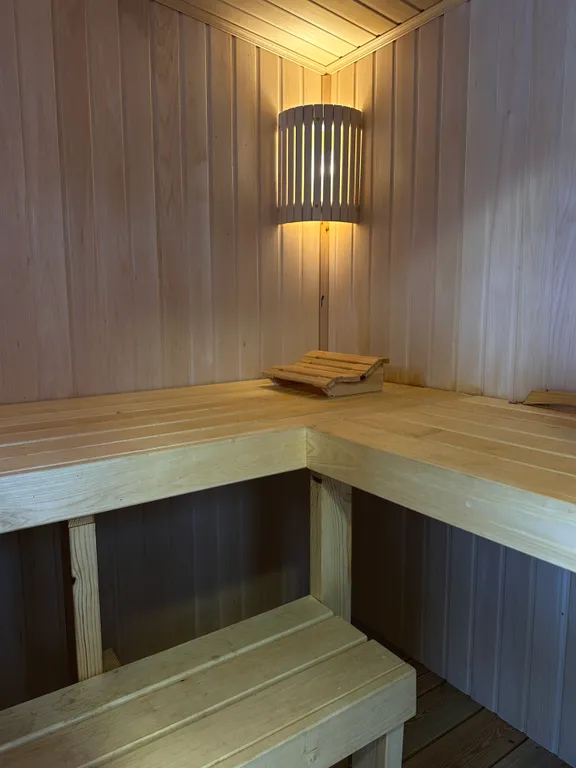 Дом с панорамными окнами с видом на лес