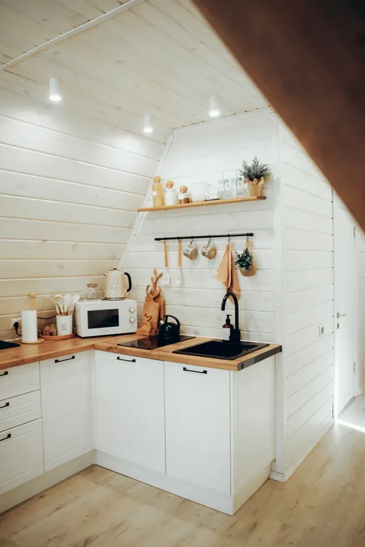 Треугольный дом на берегу озера