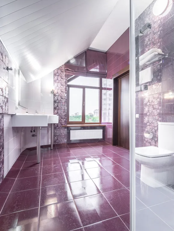 Элегантный номер с просторными окнами и высокими потолками ~ 5 метров!