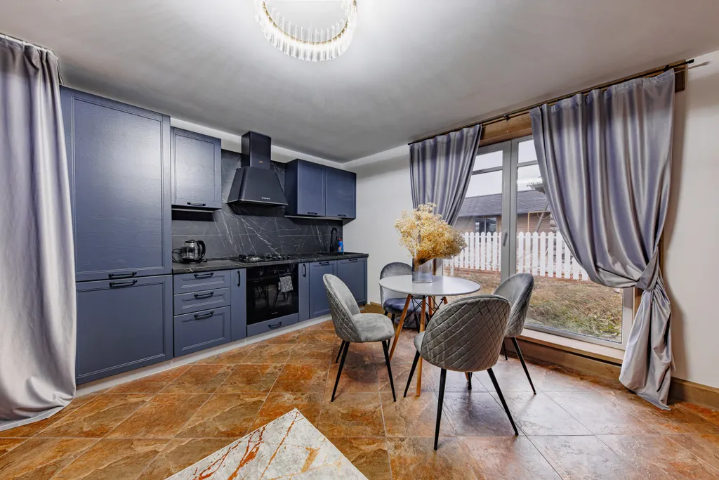 Дом  с летней кухней на три спальни с камином и террасой