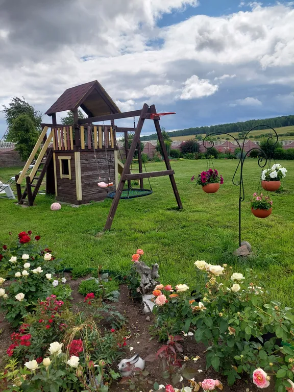 Уютный дом на берегу реки