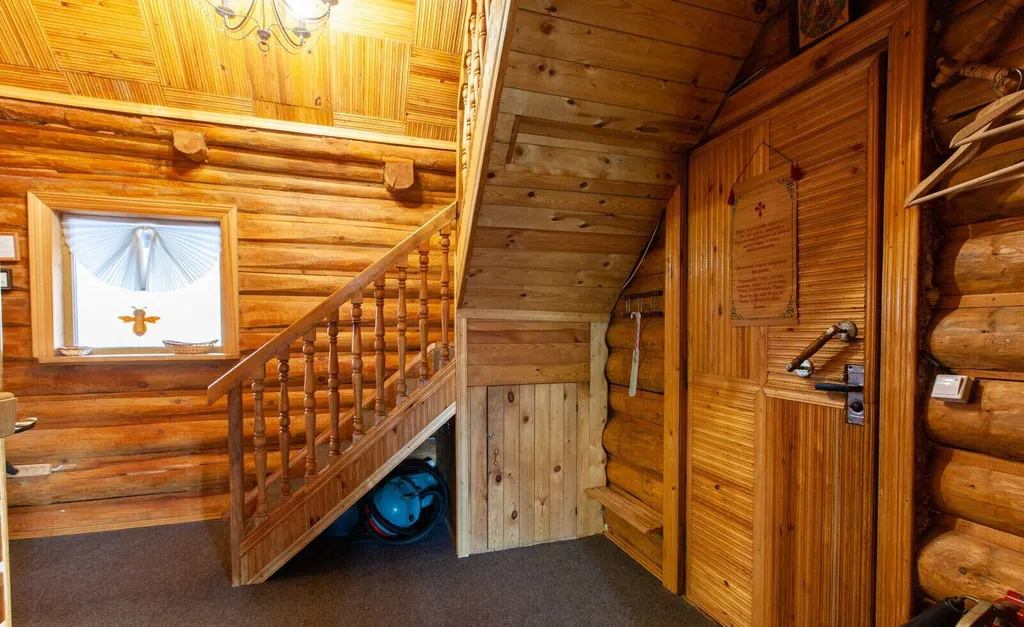 Дом в лесу на озере Селява