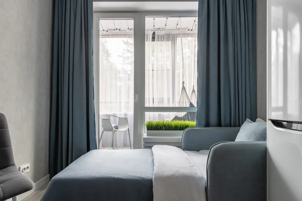 Дизайнерская квартира Облако с качелью на балконе и с видом на сосны