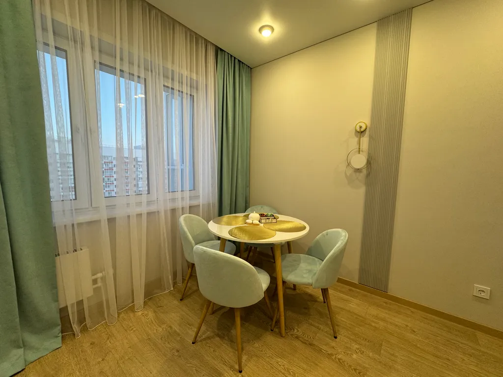 Видовая квартира с дизайнерским ремонтом на берегу реки в белых росах