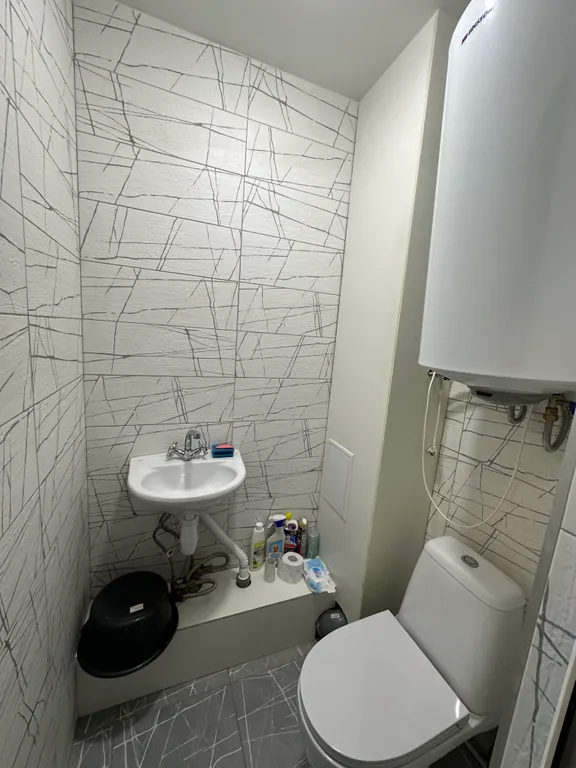 Уютная приятная комната с видом на город