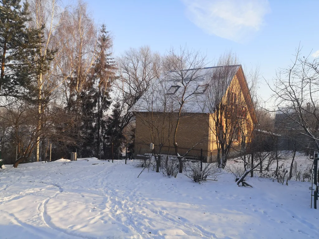 Вместительный, теплый дом на берегу реки Воря