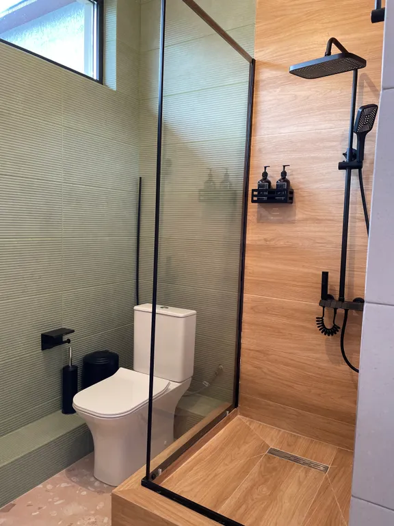 Новый коттедж с витражными окнами в центре