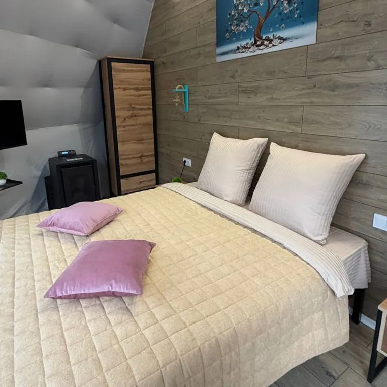 Дом для двоих в сосновом лесу