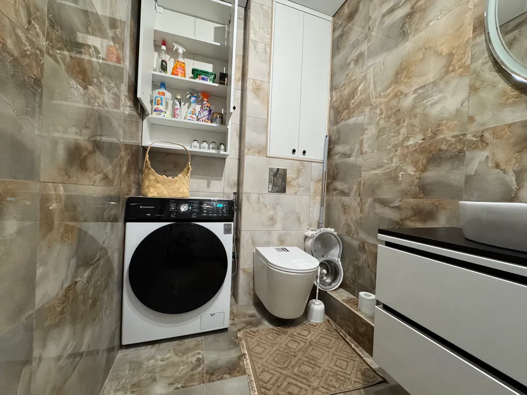 Современная квартира в центре города рядом с морем