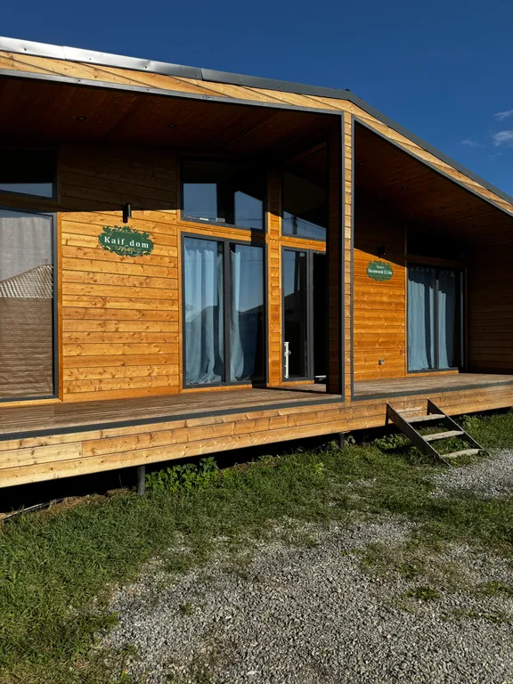 Дом с беседкой сауной и купелью