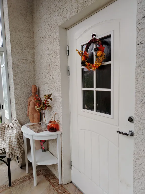 Уединенная часть дома с садом и барбекю