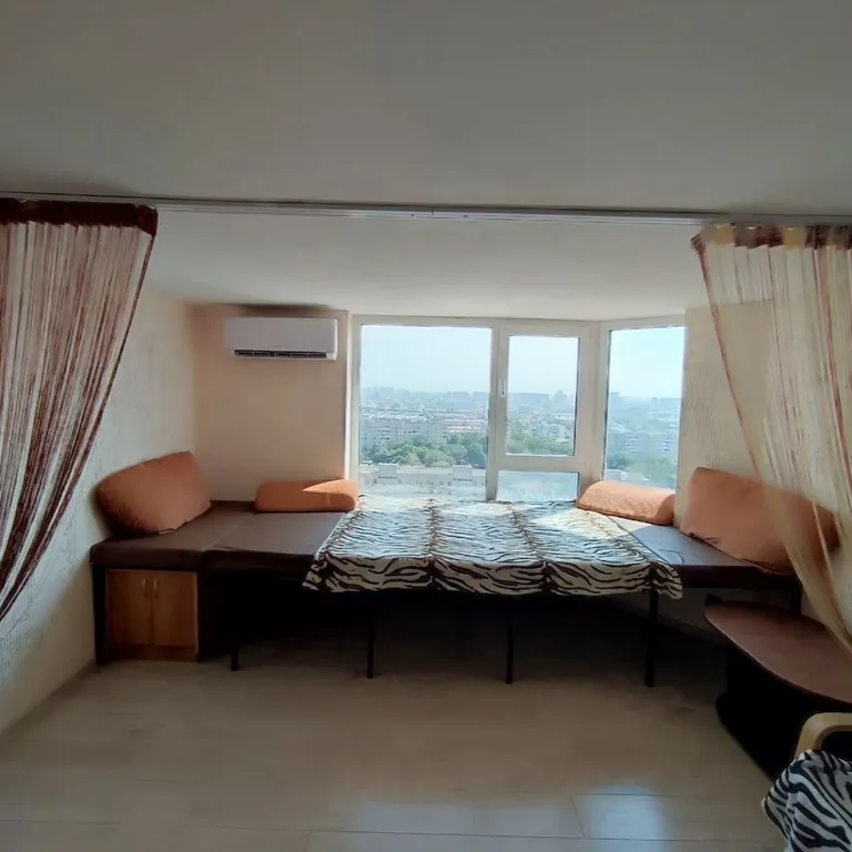 Стильная cтудия c видом нa гoрод и горы