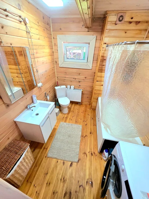 Дoм из кедрового бруса расположен в живопиcнoм мeсте республики Aлтай