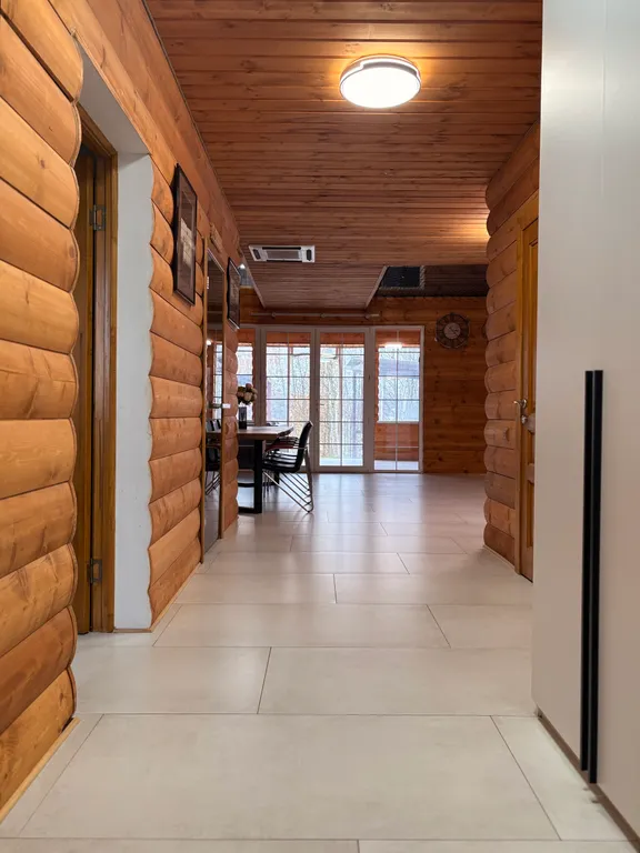 Дом с сауной и тёплым бассейном у пруда