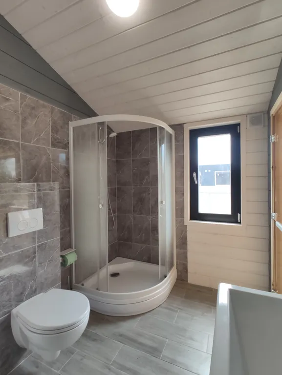 Панорамный коттедж с сауной у леcа