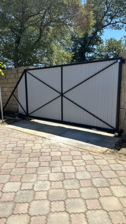 Большой двухэтажный дом в черте города и недалеко от моря