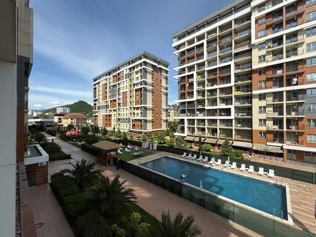 У моря: стильная евротрешка с двумя балконами и видом