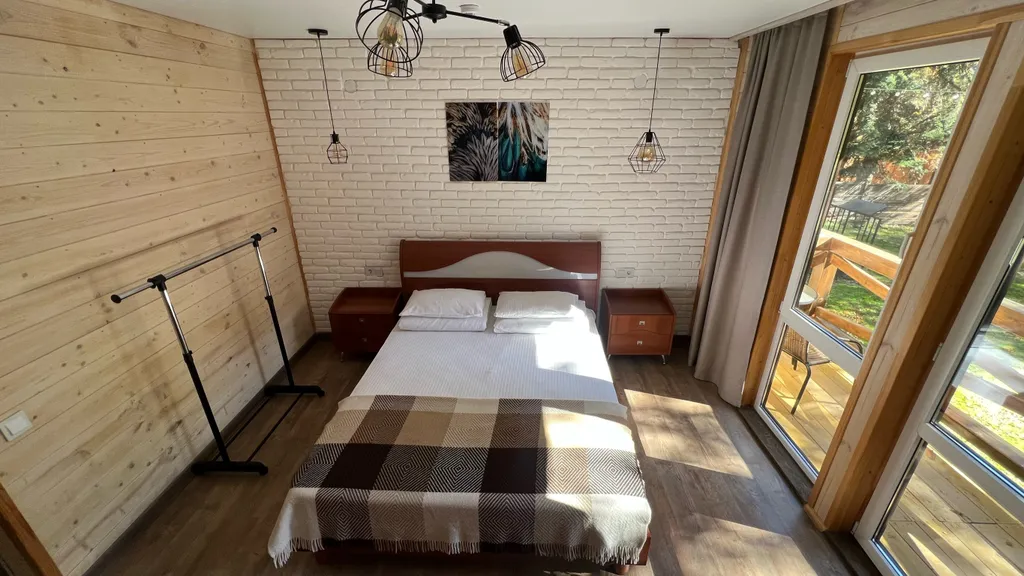 Уютный коттедж на большую компанию в лесу