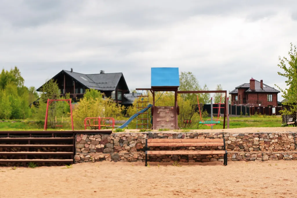 Черный дом на берегу водохранилища