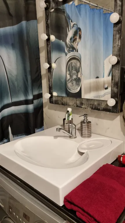 Студия на Центральной набережной у Кремля (Red studio)