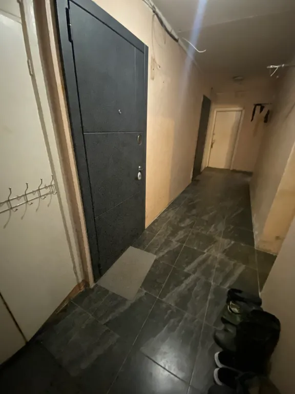 Уютная приятная комната с видом на город