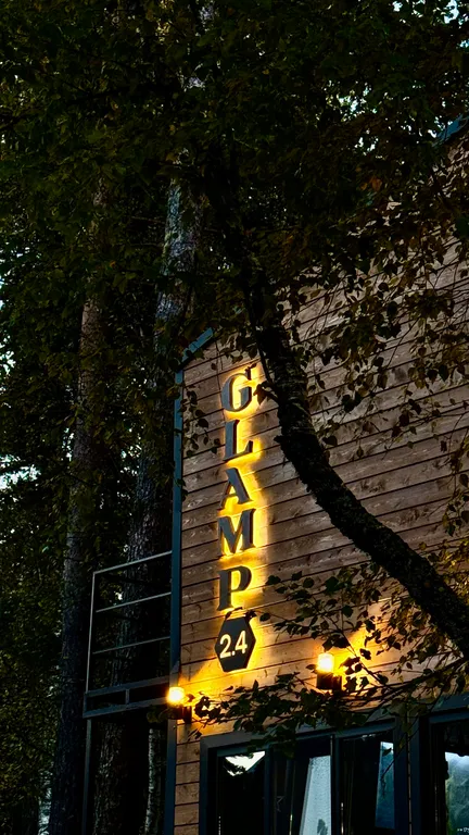 Шале на берегу реки, с беседкой