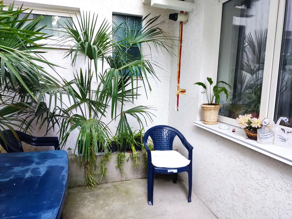 Коттедж с гаражом и двориком