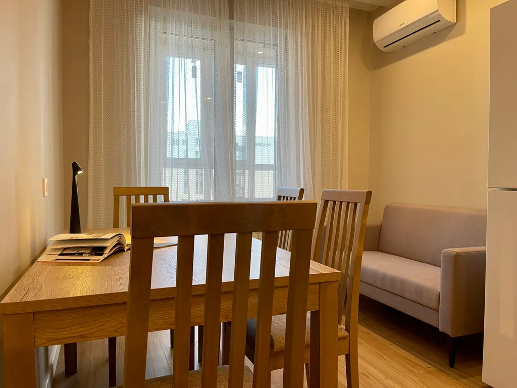 Новая квартира с кроватью возле панорамного окна, высокий этаж