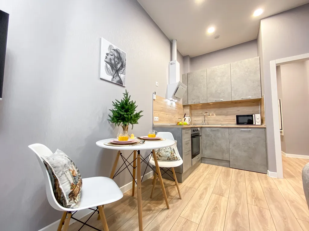 Студия с видом на город