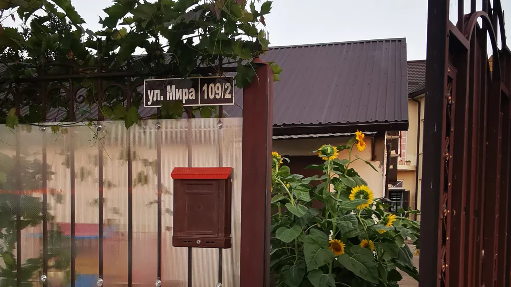 Уютная комната в частном доме у моря с видом на сад, удобства на этаже