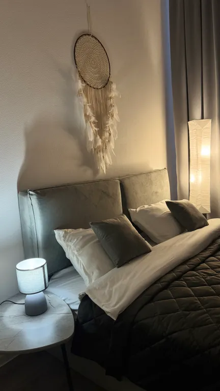 Евродвушка с высокими потолками и большими окнами, 2 кровати