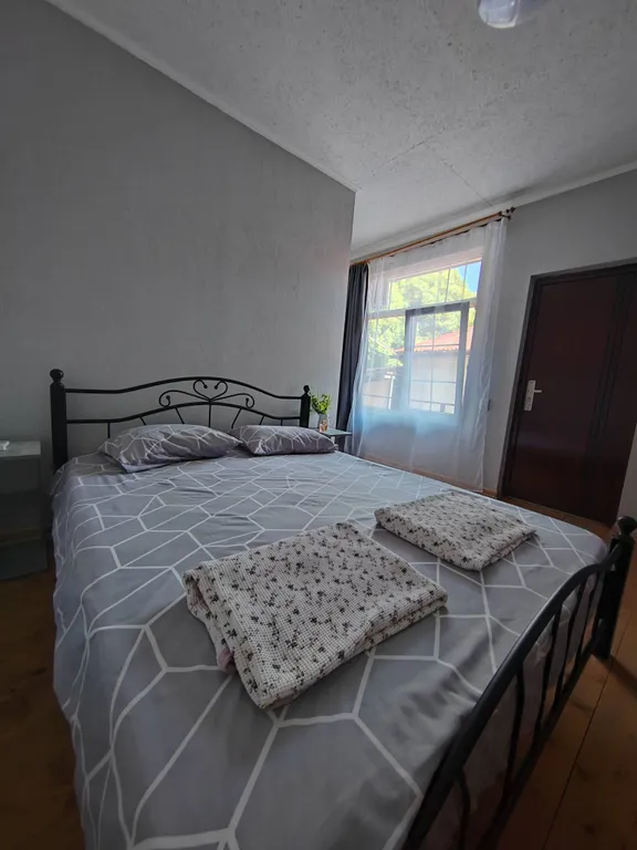 Квартира Квартира Уютный новый номер, тихий дворик в центре Гагры, 2 мин до моря — Гагра