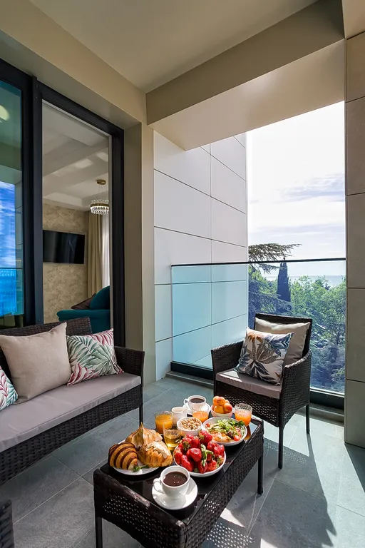 Золотой Ананас с видом на море