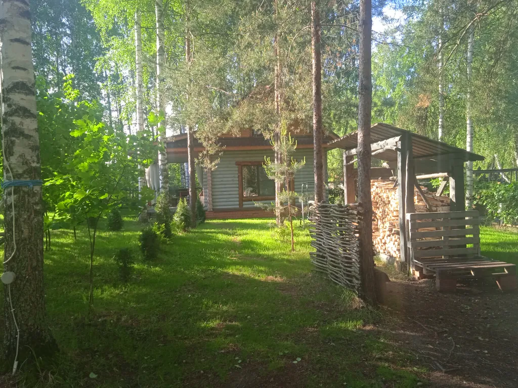 Дом с беседкой на берегу водохранилища