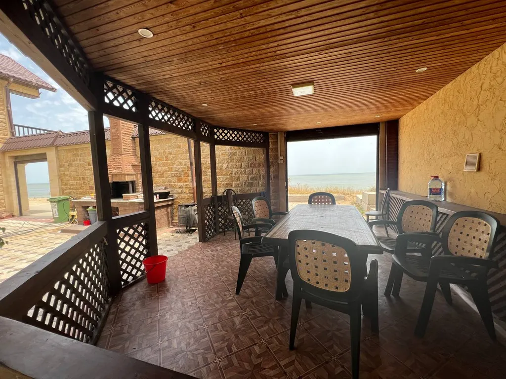 Большой дом в 10 метрах от моря