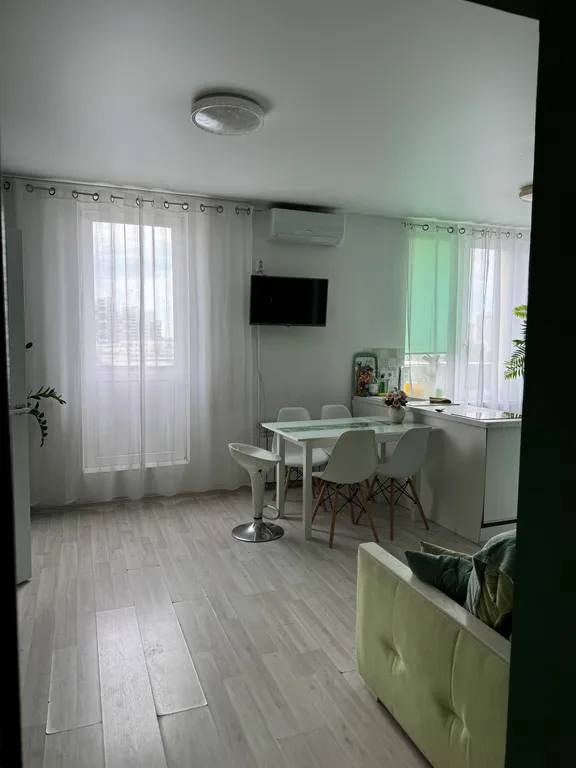 Шикарная студия с выходом на собственную крышу с садовой мебелью