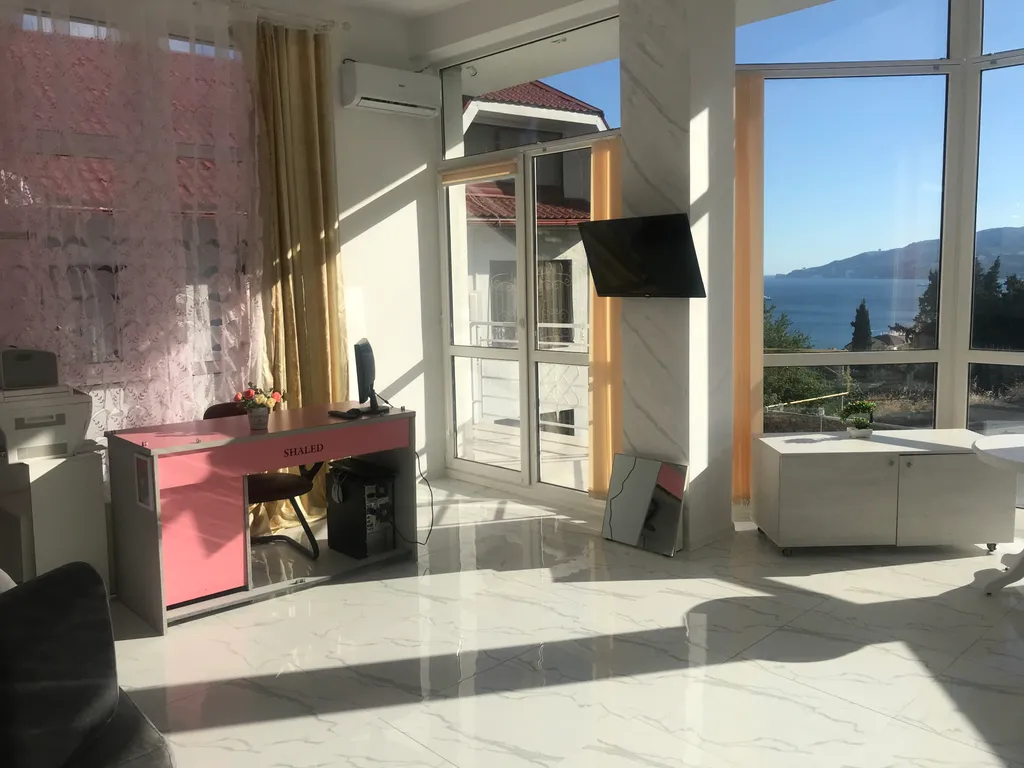 Новый дизайнерский европейский дом недалеко от моря, у Ялта интурист