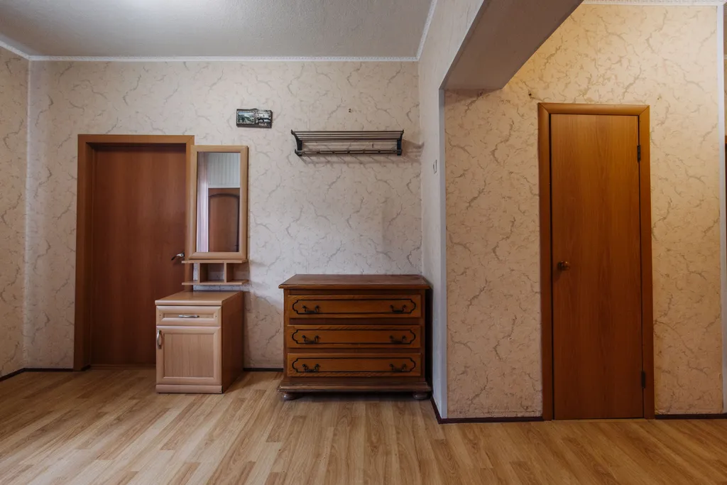 Коттедж в центре города с камином, аэрохоккеем, спортзалом и библиотекой